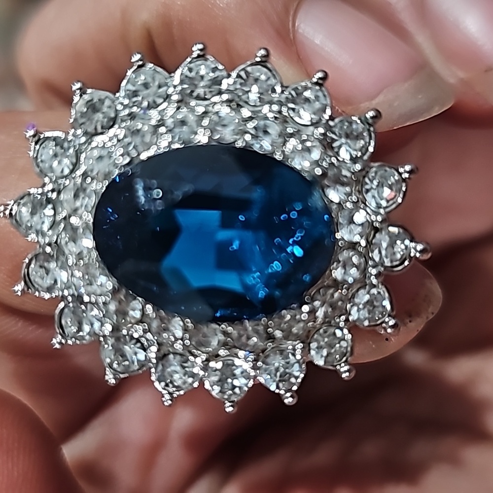 Beautiful Large Rhinestone Ring! Stretchable Ring! - image 4